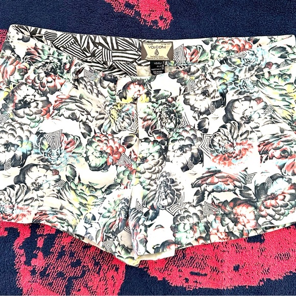 Volcom Shorts - Picture 1 of 2